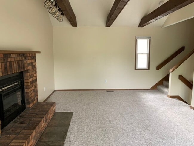 Building Photo - 2 BR, 1.5 BA Clive split level duplex.  Deck and one car attached garage.