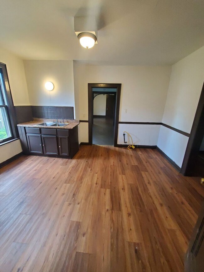 Building Photo - 2106- 2106A W Keefe Ave