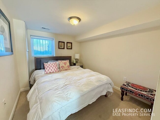 Building Photo - 159 V St NE