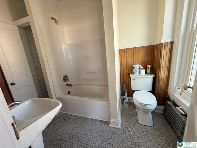 Building Photo - 204 N Ninth St