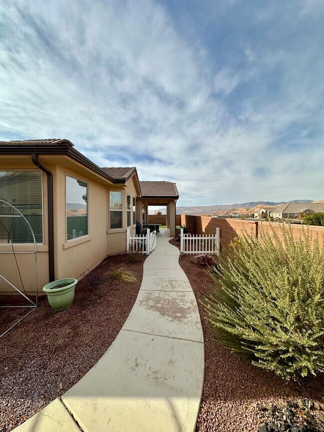 Building Photo - Short term lease! Beautiful Furnished St. George Home!!