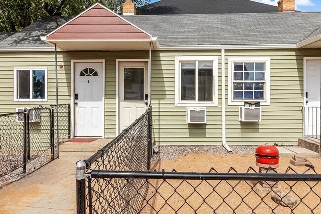 Building Photo - Bright Downtown Studio Apartment