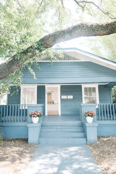 Building Photo - 902 W Columbus Dr