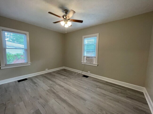 Building Photo - Newly Renovated Just For You!