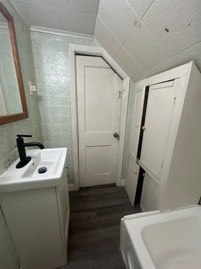 Building Photo - 3 bedroom 2 bathroom house