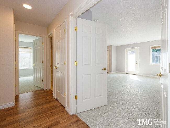 Building Photo - Charming Home Backing to Greenbelt, Near Lacamas Lake and Local Amenities