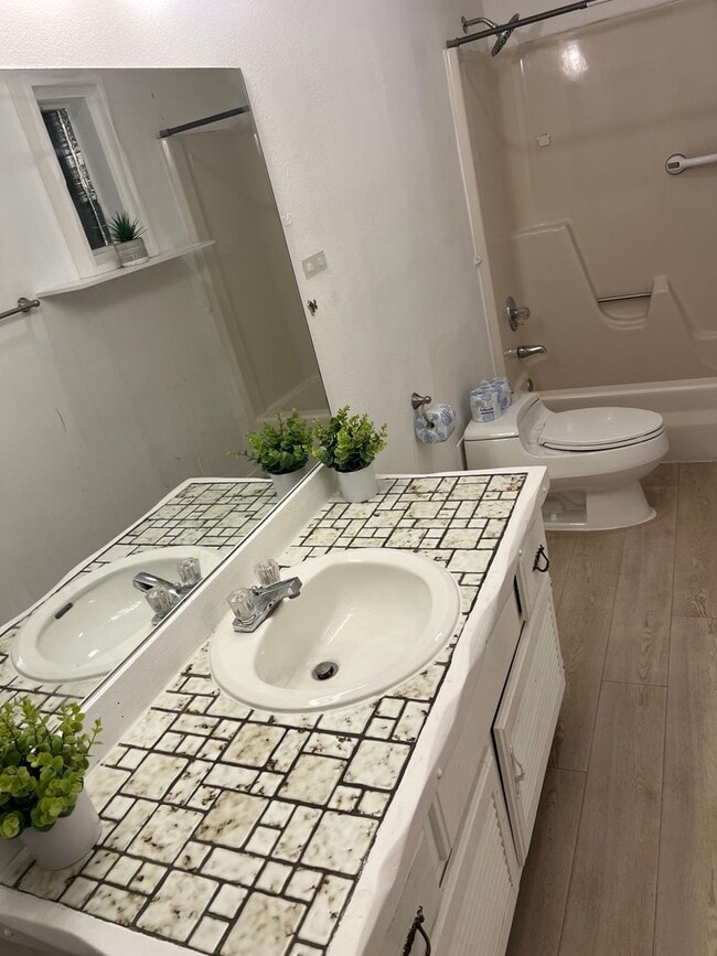 Building Photo - Spacious Home for Rent in Glenwood Springs – Great Location, No HOA!