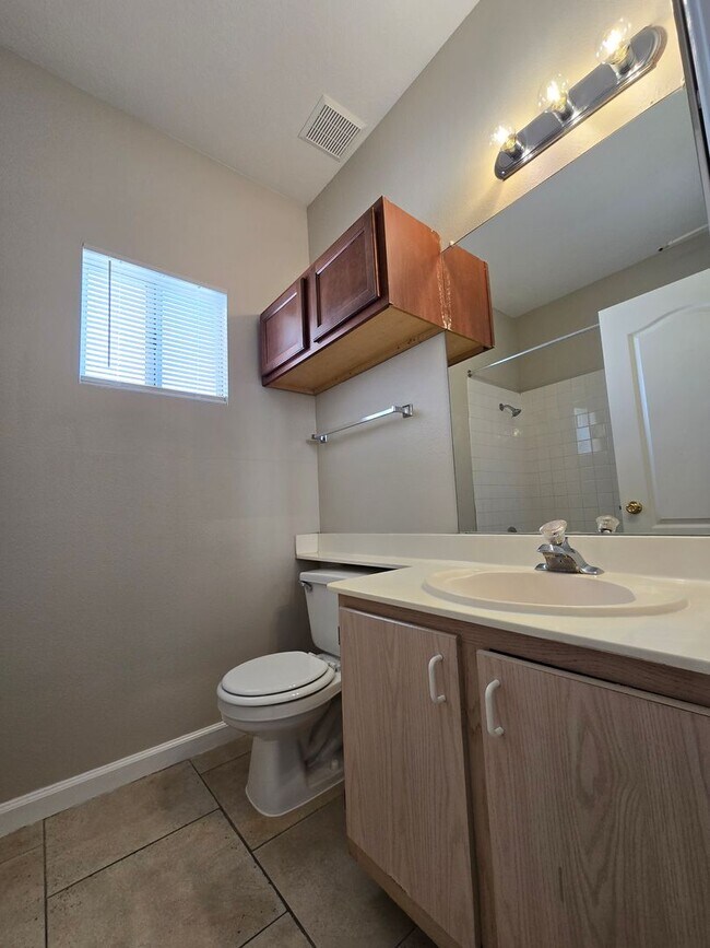 Building Photo - Beautiful 2 Bedroom Condo with Garage!