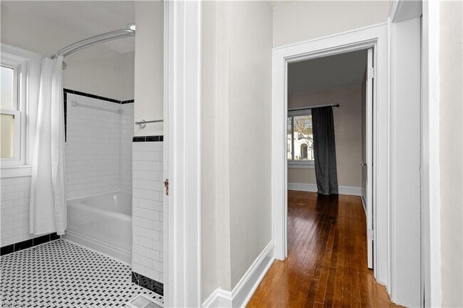 Building Photo - 3537 Buckingham St