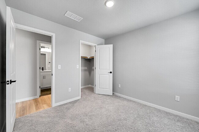Building Photo - $2,495.00, 3 bed,2.5 bath located in Color...