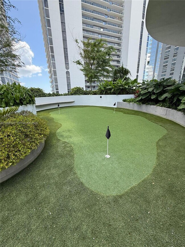 Building Photo - 700 NE 24th St