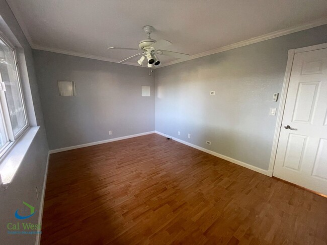 Building Photo - $2795- 2 Bed/1 Bath Remodeled two Story To...