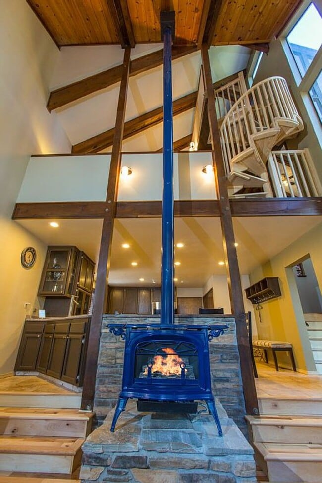 Building Photo - A Rare find in Tahoe! Spacious 4Bd house a...