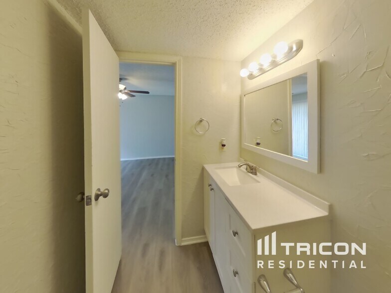Building Photo - 1611 Sunset Village Dr