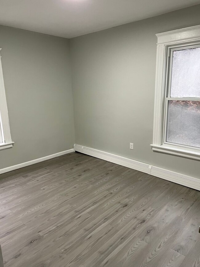 Building Photo - Fully renovated 6 bedroom single family house