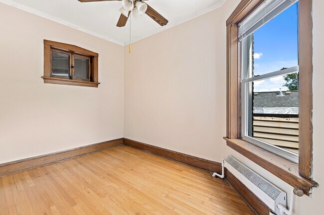 Building Photo - 3936 N Marshfield Ave