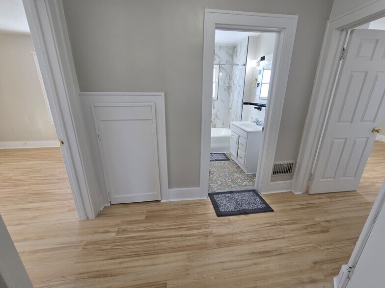 Building Photo - 148 N Wayne Rd