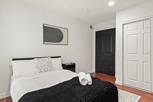 Building Photo - 10777 Ashton Ave