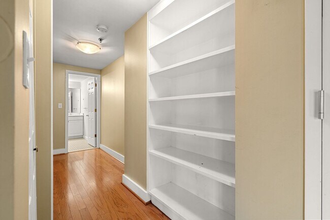 Building Photo - 1Br/1Bth, ready to move in. Heat/Hot Water...