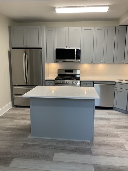 Kitchen - 2858 W Shakespeare Ave