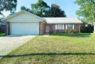 Building Photo - Coastal Charm Awaits: Cozy 3-Bedroom Home in Fort Walton Beach!