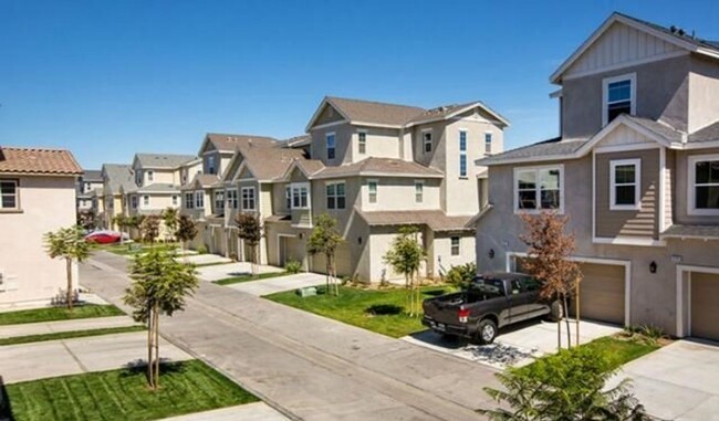 Building Photo - Riverpark Townhome