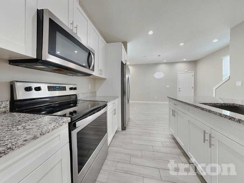 Building Photo - 8118 N Coolidge Ave