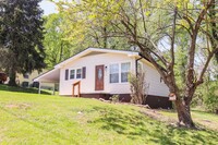 Building Photo - 2 bedroom and 1 bath bungalow in Elizabethon