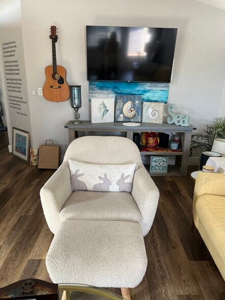 Building Photo - 21851 Newland St