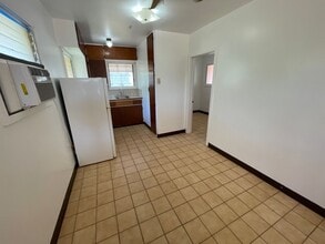 Building Photo - COZY KAIMUKI COTTAGE- UTILITIES AND PARKIN...