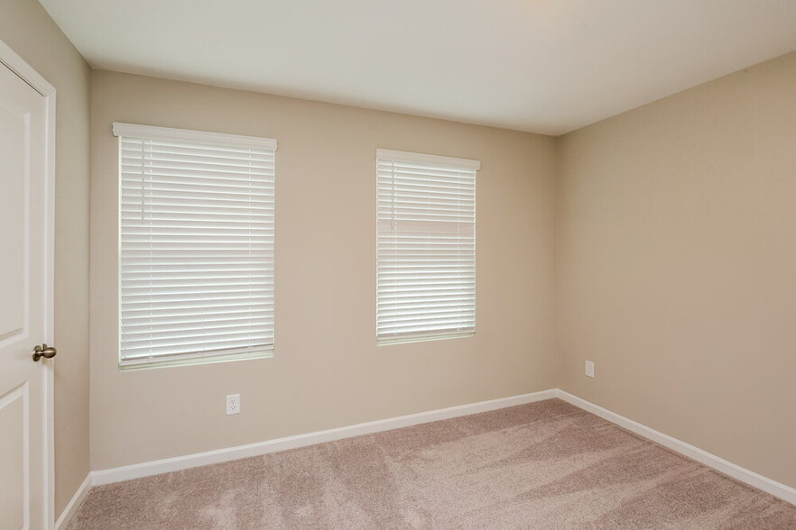 Building Photo - 247 Pond Ct