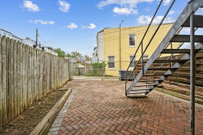 Building Photo - 310 Taylor St NW