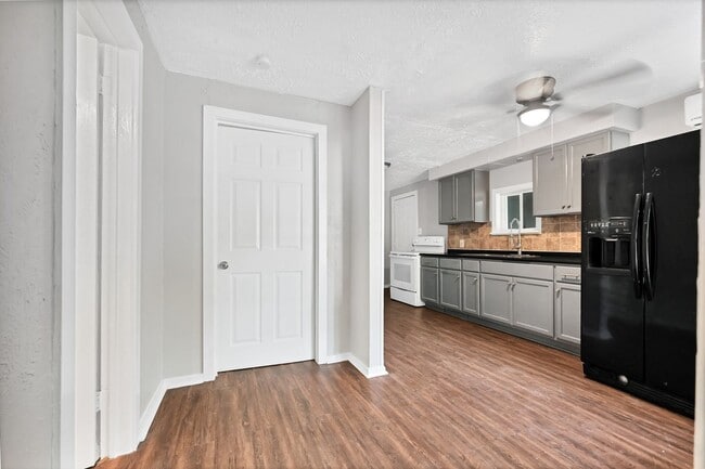 Building Photo - Newley remodeled 2 bedroom