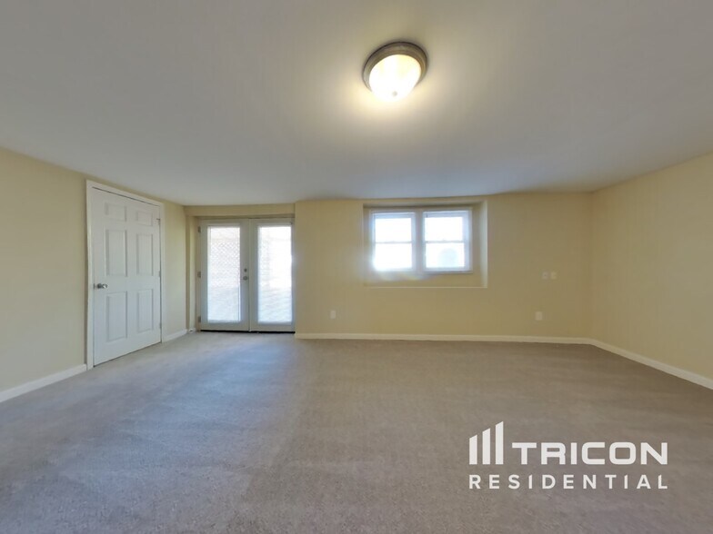 Building Photo - 5102 Lakewood Dr