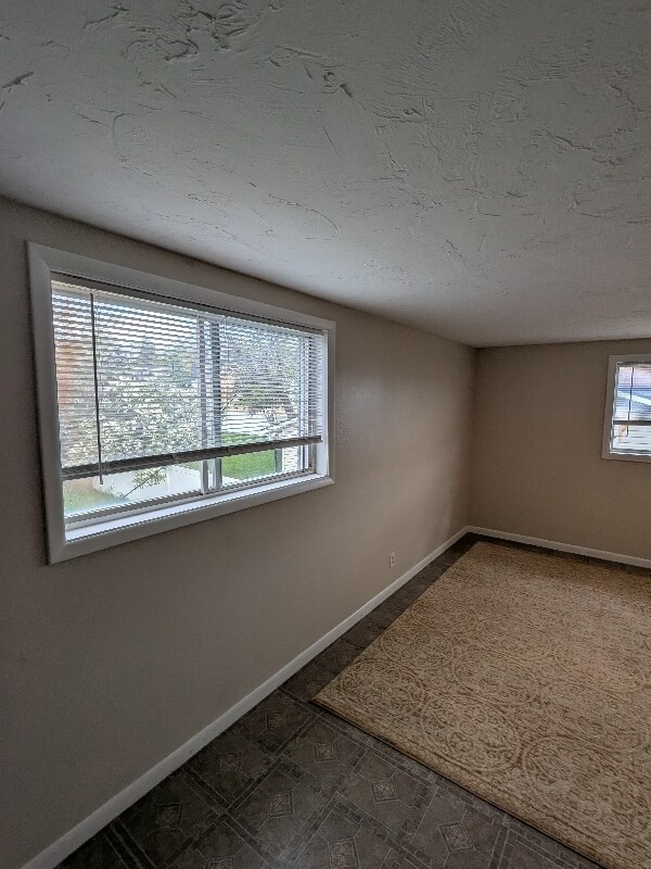 Building Photo - 106 E 1st S