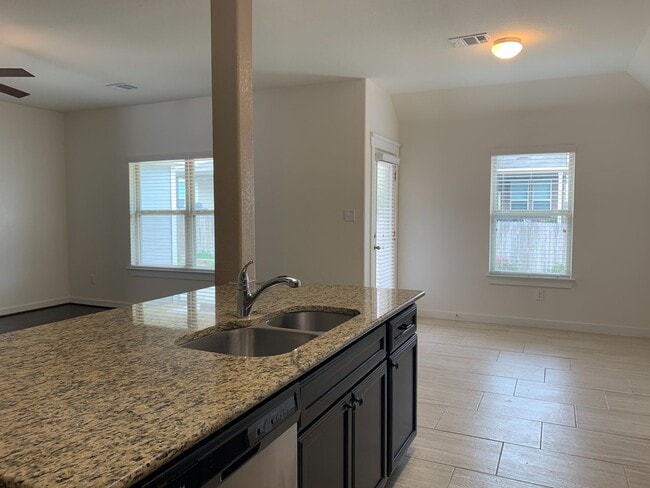 Building Photo - LOVELY ONE STORY HOME WITH EASY ACCESS TO ...