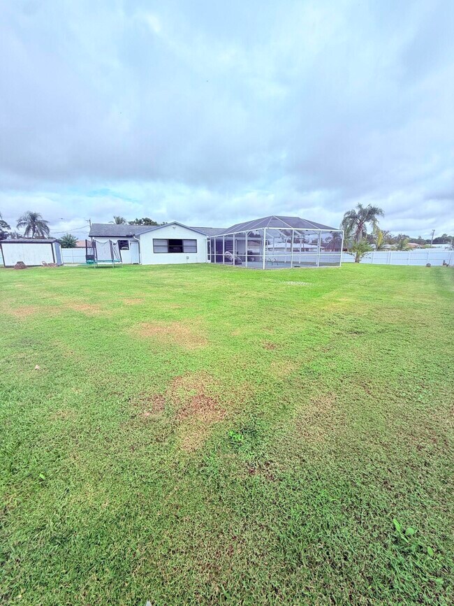 Building Photo - 302 SW Whitmore Dr