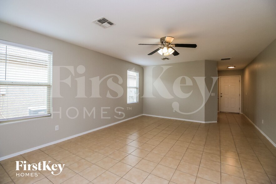 Building Photo - 941 E Leslie Ave