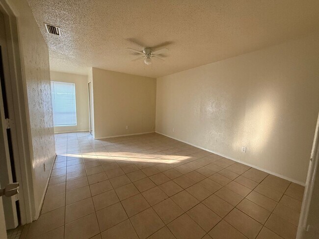 Building Photo - Nice and Spacious Home