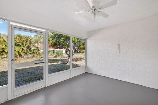 Building Photo - 2 Bedroom 2 bath Oversized Duplex with 2 Car Garage