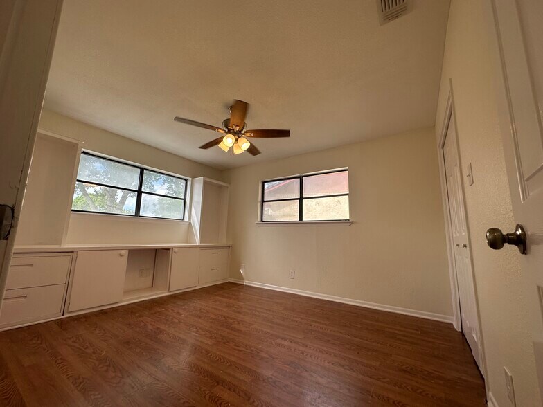 Building Photo - 517 Versailles St