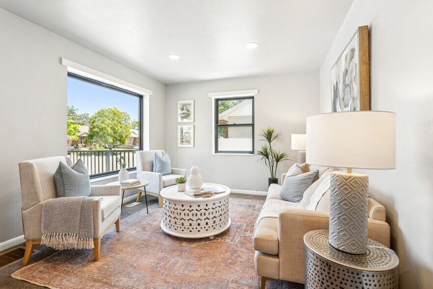 Building Photo - 983 N Poinsettia Dr