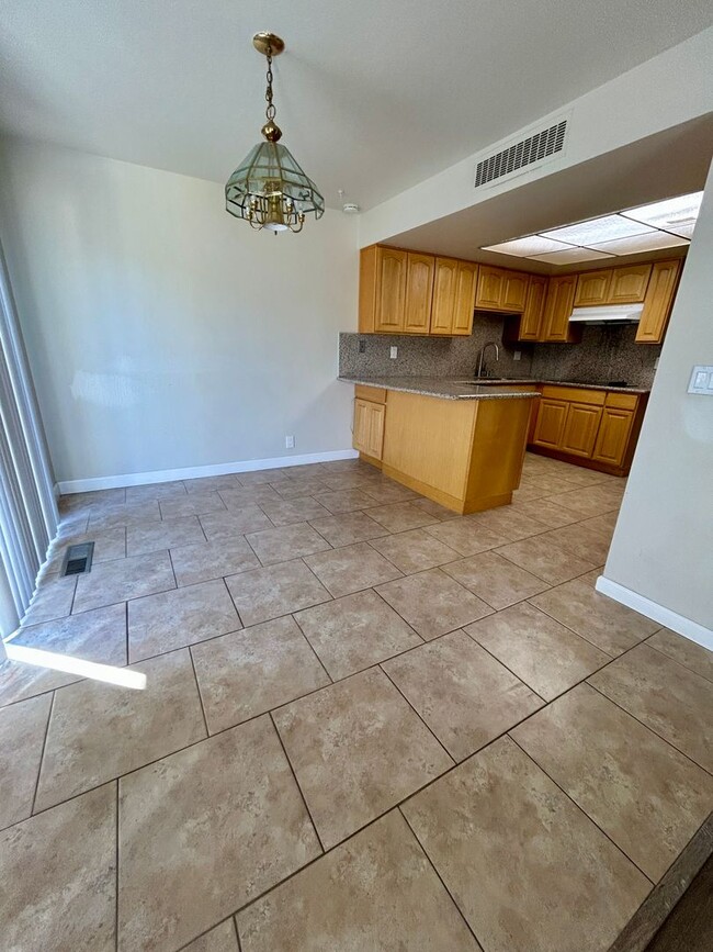 Building Photo - Updated townhome in the heart of Fremont