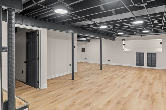 Building Photo - 5251 S Hamlin Ave