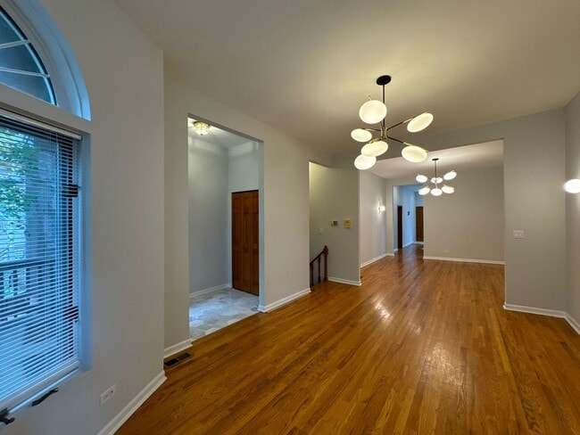 Building Photo - 923 W Fletcher St