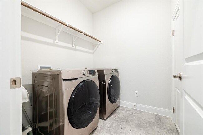 Building Photo - 2117 Prairie Oaks Dr