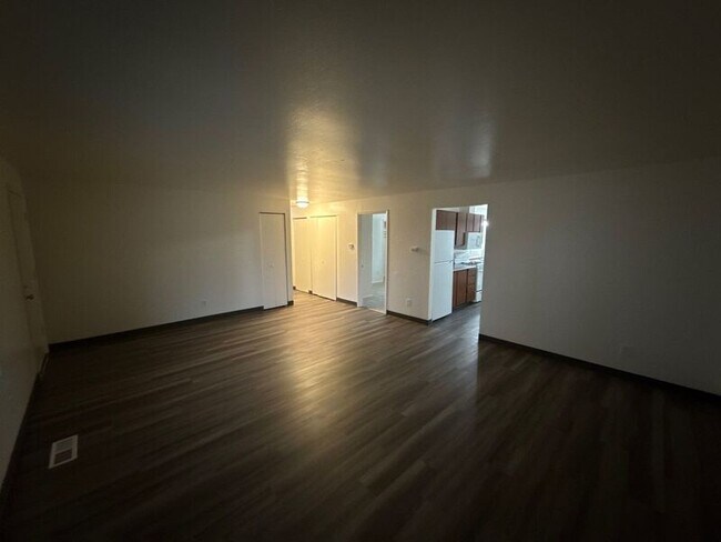 Building Photo - 848 Plymouth Dr NE