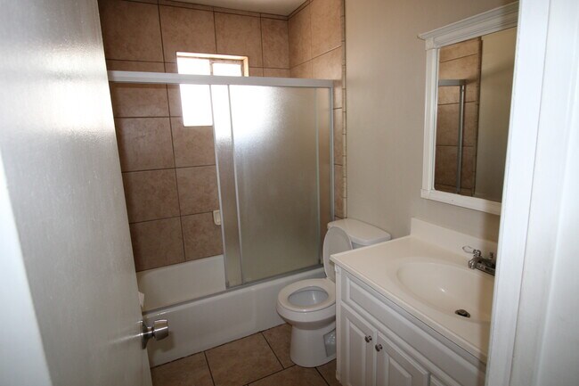 Building Photo - 1130 W 9th St