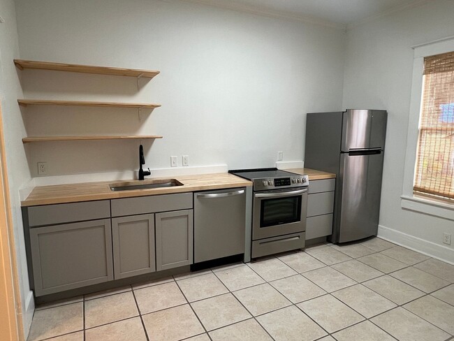 Building Photo - Newly Remodeled 2BR/1BA in Old Town Brunsw...