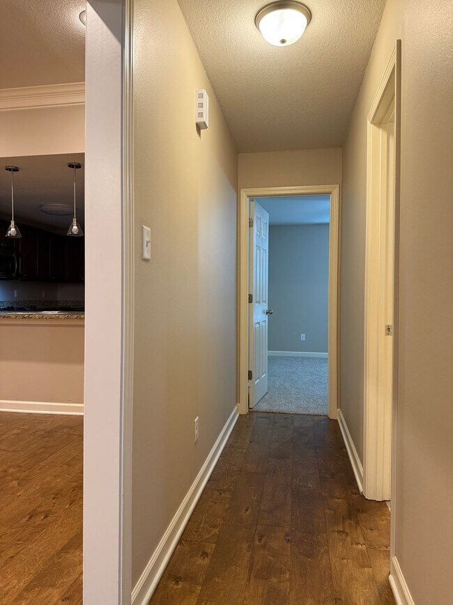 Building Photo - 415 S Shady Ln